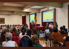 Colaboradores revisan protocolo de uso de tecnología en la jornada escolar