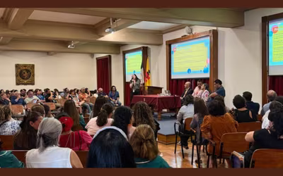 Colaboradores revisan protocolo de uso de tecnología en la jornada escolar