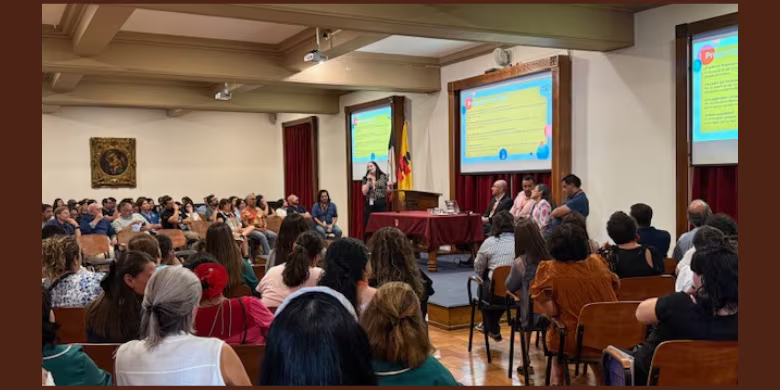 Colaboradores revisan protocolo de uso de tecnología en la jornada escolar