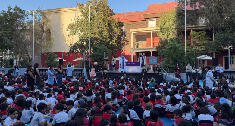 Generación 2025: 102 estudiantes culminan su etapa escolar y son enviados al mundo a servir