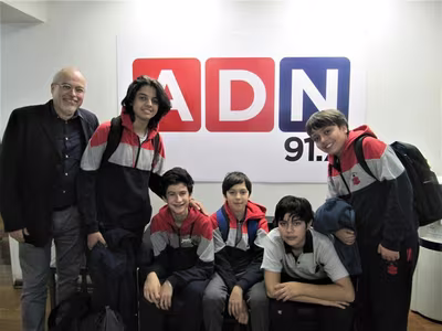 Estudiantes Taller Enciende Tu Radio visitan Radio ADN...