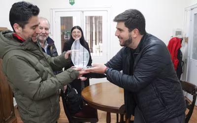 Profesor Alex Muñoz recibe distinción por su labor de orientación vocacional