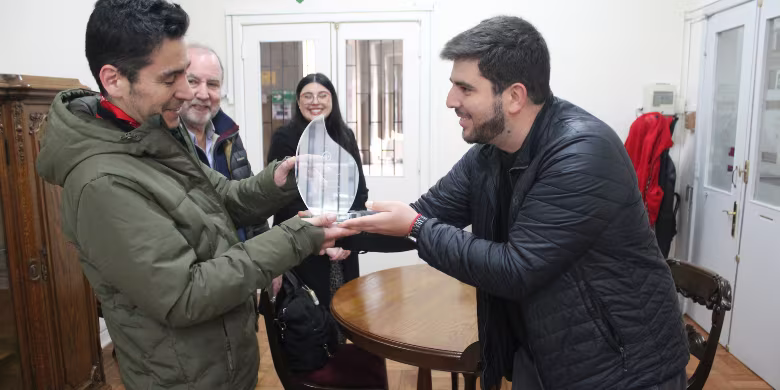 Profesor Alex Muñoz recibe distinción por su labor de orientación vocacional