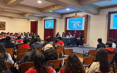 Estudiantes de II° Medio participan en Congreso Literario junto a la escritora Lola Larra