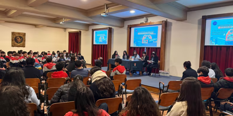 Estudiantes de II° Medio participan en Congreso Literario junto a la escritora Lola Larra