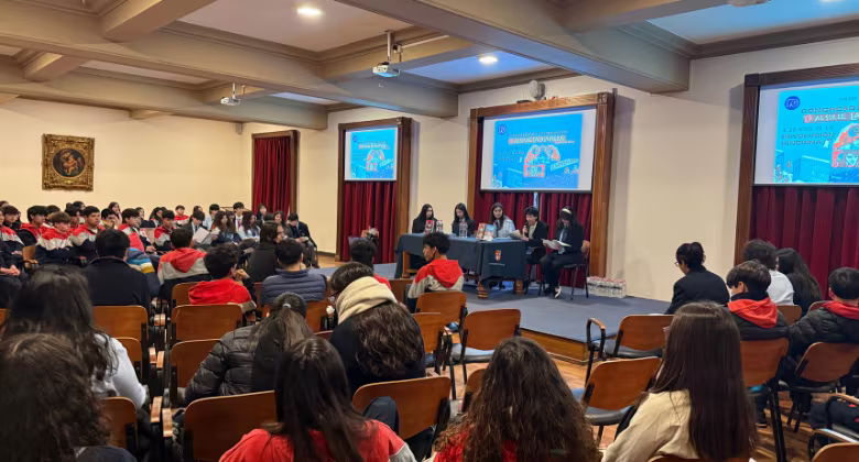 Estudiantes de II° Medio participan en Congreso Literario junto a la escritora Lola Larra