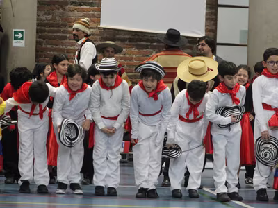 Bailes Folclóricos 2° a 4° Básico y III° Medios III