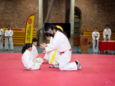 Graduación y cambio de cinturón en la rama de karate del colegio San Ignacio
