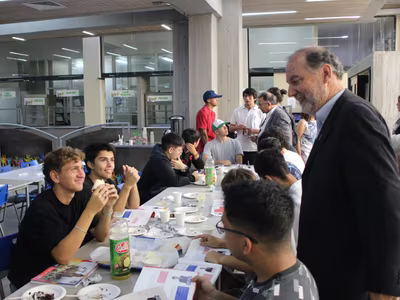 Ex alumnos de la Generación 2024 recibieron el anuario del Colegio.