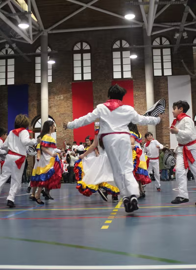 Bailes Folclóricos 2° a 4° Básico y III° Medios III