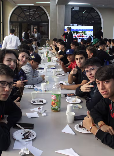 Ex alumnos de la Generación 2024 recibieron el anuario del Colegio.