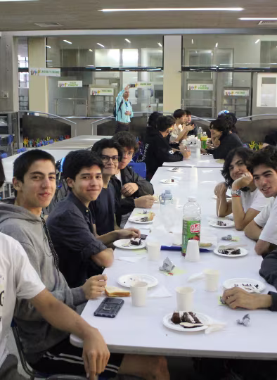 Ex alumnos de la Generación 2024 recibieron el anuario del Colegio.
