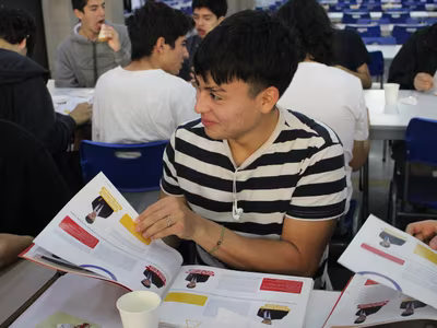 Ex alumnos de la Generación 2024 recibieron el anuario del Colegio.