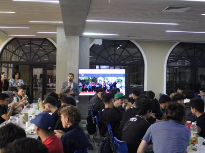 Ex alumnos de la Generación 2024 recibieron el anuario del Colegio.