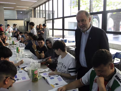 Ex alumnos de la Generación 2024 recibieron el anuario del Colegio.