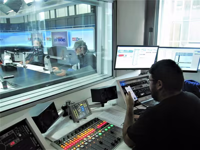 Estudiantes Taller Enciende Tu Radio visitan Radio ADN...