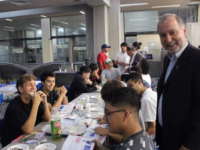 Ex alumnos de la Generación 2024 recibieron el anuario del Colegio.