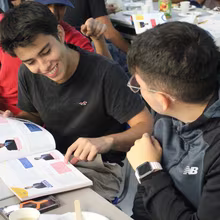 Ex alumnos de la Generación 2024 recibieron el anuario del Colegio.