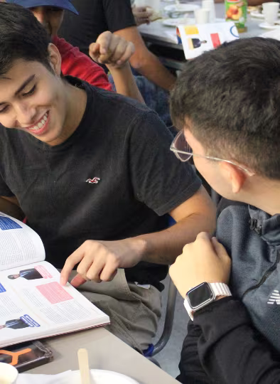Ex alumnos de la Generación 2024 recibieron el anuario del Colegio.