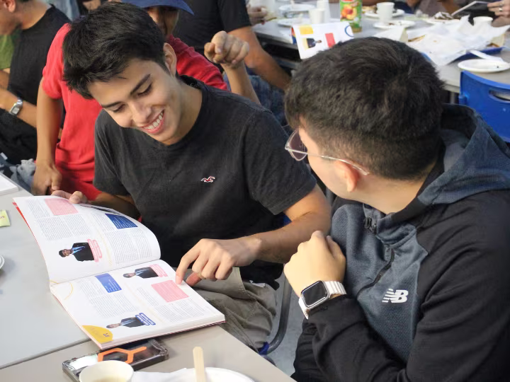 Ex alumnos de la Generación 2024 recibieron el anuario del Colegio.