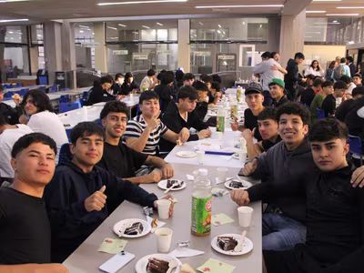 Ex alumnos de la Generación 2024 recibieron el anuario del Colegio.