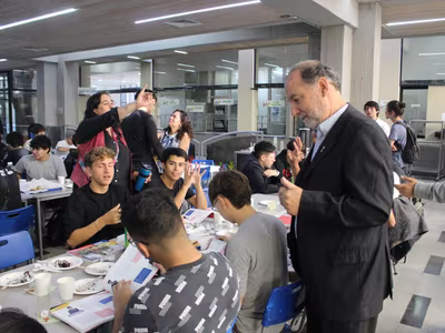 Ex alumnos de la Generación 2024 recibieron el anuario del Colegio.