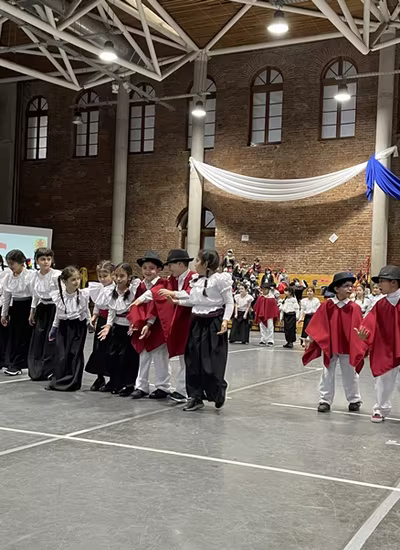 Danzas Folclóricas 1° y 2° Básico