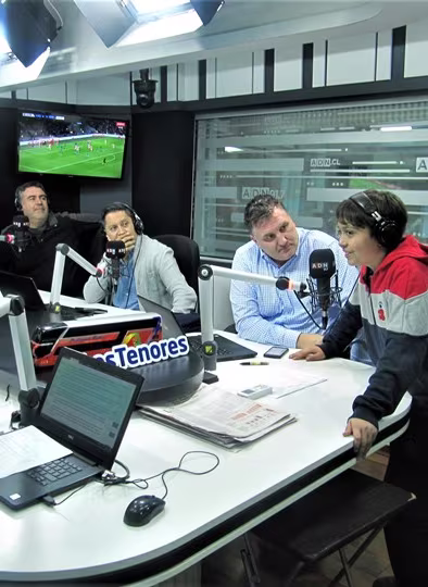 Estudiantes Taller Enciende Tu Radio visitan Radio ADN...
