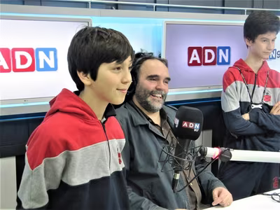 Estudiantes Taller Enciende Tu Radio visitan Radio ADN...