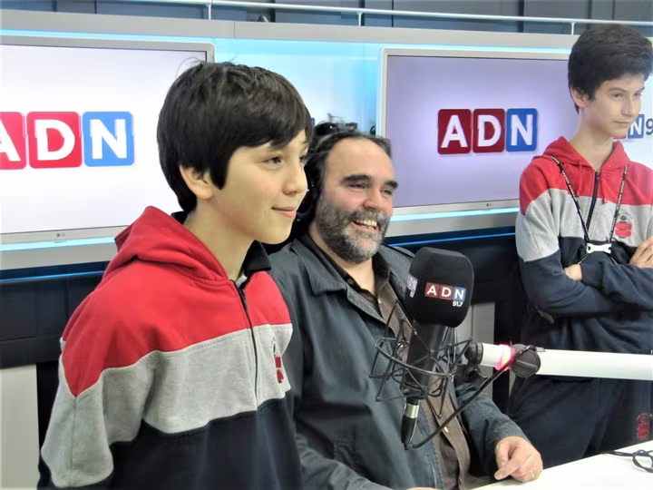 Estudiantes Taller Enciende Tu Radio visitan Radio ADN...