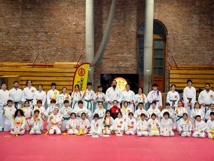 Graduación y cambio de cinturón en la rama de karate del colegio San Ignacio