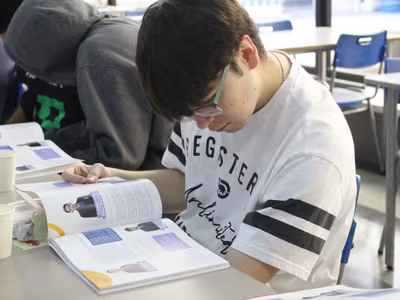 Ex alumnos de la Generación 2024 recibieron el anuario del Colegio.