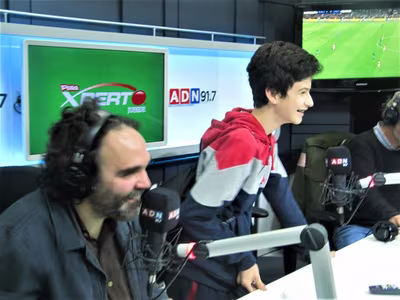 Estudiantes Taller Enciende Tu Radio visitan Radio ADN...