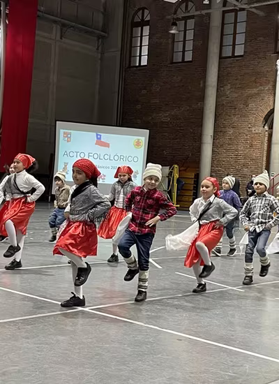 Danzas Folclóricas 1° y 2° Básico