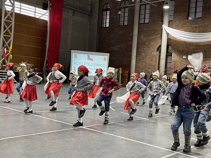 Danzas Folclóricas 1° y 2° Básico