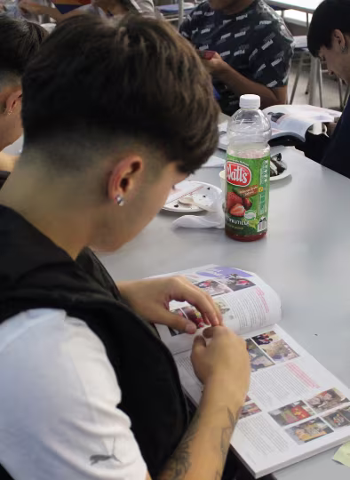 Ex alumnos de la Generación 2024 recibieron el anuario del Colegio.