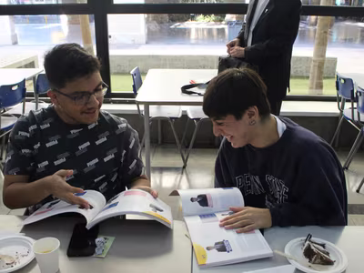 Ex alumnos de la Generación 2024 recibieron el anuario del Colegio.