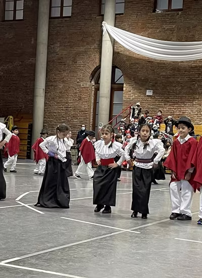 Danzas Folclóricas 1° y 2° Básico