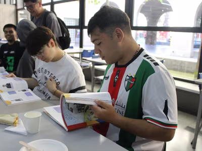 Ex alumnos de la Generación 2024 recibieron el anuario del Colegio.
