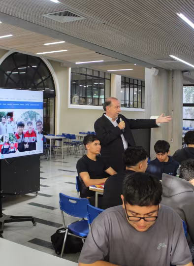 Ex alumnos de la Generación 2024 recibieron el anuario del Colegio.